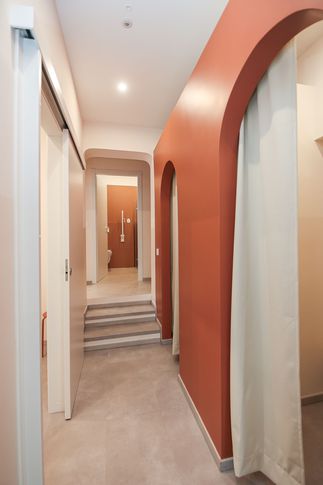 Corridoio in stile contemporaneo di 10 di Valentina Solera Architetto