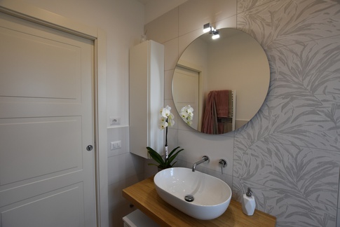 Bagno in stile contemporaneo di 4 di A+A Architects