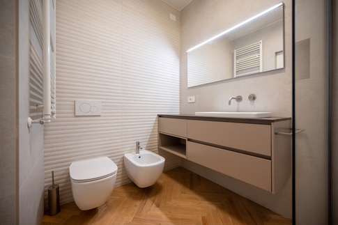 Bagno in stile contemporaneo di 6 di Colab Design Bagno in stile contemporaneo di 6 di Colab Design