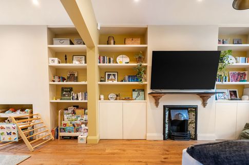 Soggiorno in stile contemporaneo di 60 di AT Design Studio