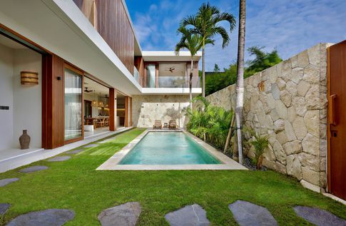 Piscina in stile tropicale di 100 di Riccardo Rubelli Architetto