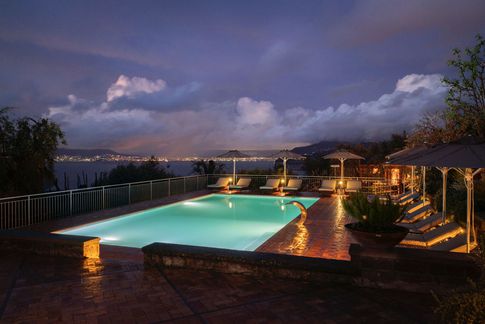 Piscina in stile mediterraneo di 60 di Coluccio architetti