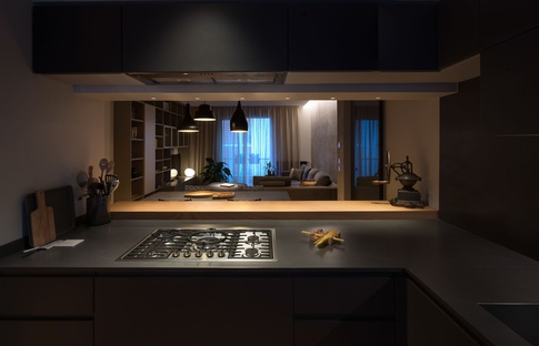 Open Space in stile contemporaneo di 40 di Valentina Garraffa architetto light designer