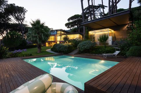 Piscina in stile minimal di 100 di Alessandra Radulescu Fotografa & Videomaker