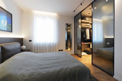 Cabina Armadio in stile moderno di 5 di Desearq studio - architettura e interior design