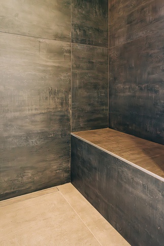 Bagno in stile moderno di 9 di COBE architetti