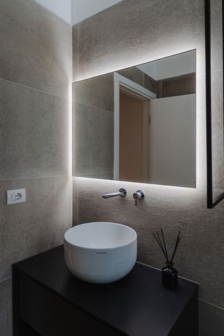 Bagno di Servizio in stile contemporaneo di 7 di Technical Works SRL