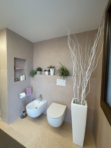 Bagno in stile moderno di 8 di Isabella Giacometti Wellbeing Architect