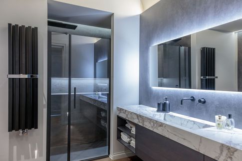Bagno in stile contemporaneo di 7 di Castelli Sasso architetti