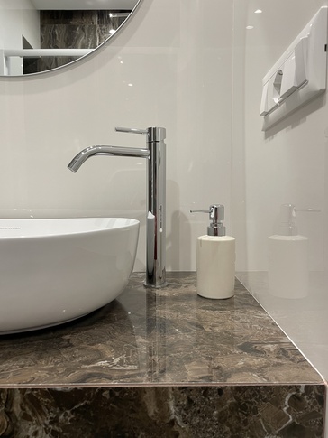 Bagno in stile contemporaneo di 5 di IMA STUDIO Bagno in stile contemporaneo di 5 di IMA STUDIO
