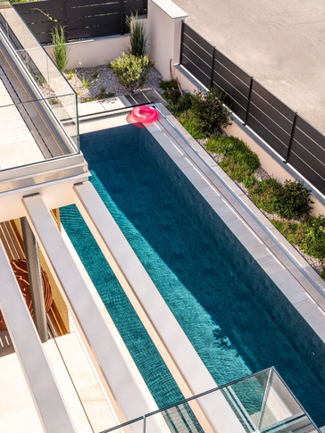 Piscina in stile moderno di 40 di Studio di Architettura Barbara Vucusa Architetto