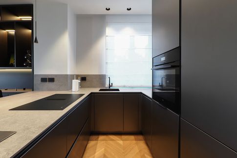 Cucina in stile moderno di 10 di Desearq studio - architettura e interior design
