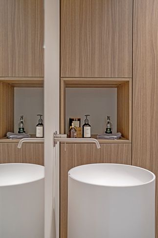 Bagno in stile japandi di 7 di Studio di Architettura Barbara Vucusa Architetto