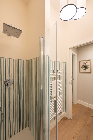 Bagno in stile contemporaneo di 5 di Arky’Studio srl