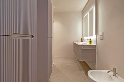 Bagno in stile japandi di 7 di Studio di Architettura Barbara Vucusa Architetto