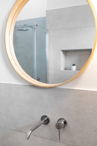 Bagno in stile contemporaneo di 5 di Davide Gratteri Architetto Bagno in stile contemporaneo di 5 di Davide Gratteri Architetto