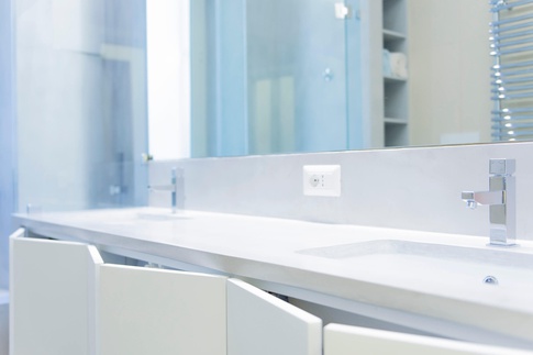 Bagno in stile contemporaneo di 6 di Vitae Studio Architettura
