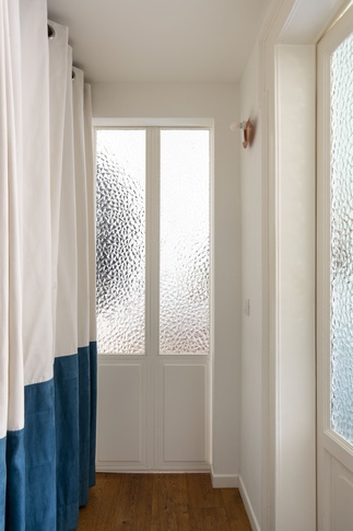 Corridoio in stile contemporaneo di 3 di tapas studio