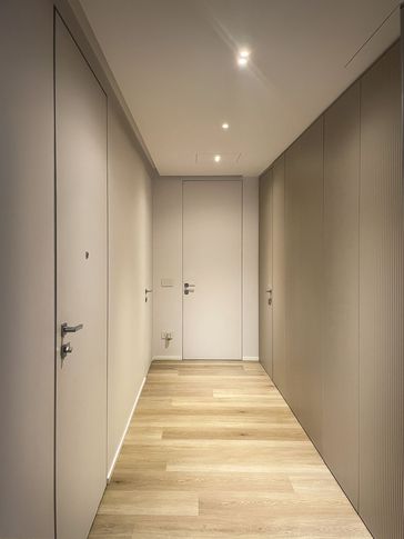 Corridoio in stile moderno di 8 di Silvia Aquilani . Design studio