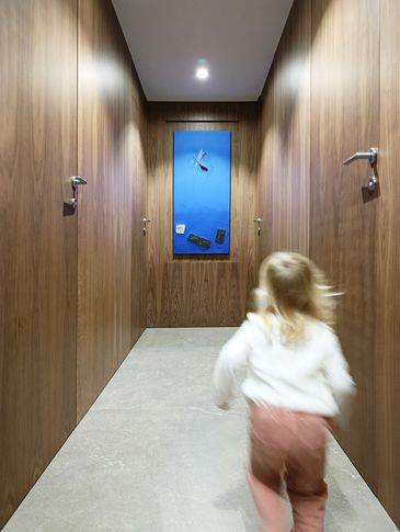 Corridoio in stile contemporaneo di 10 di ESFA architetti