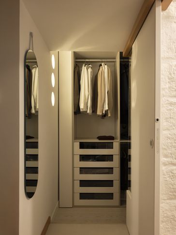 Cabina Armadio in stile contemporaneo di 4 di Paola Sola Architetto Cabina Armadio in stile contemporaneo di 4 di Paola Sola Architetto
