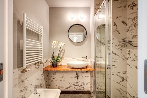 Bagno in stile contemporaneo di 6 di MOB Architects