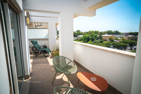 Terrazza in stile minimal di 15 di Jessica Damiani architetto