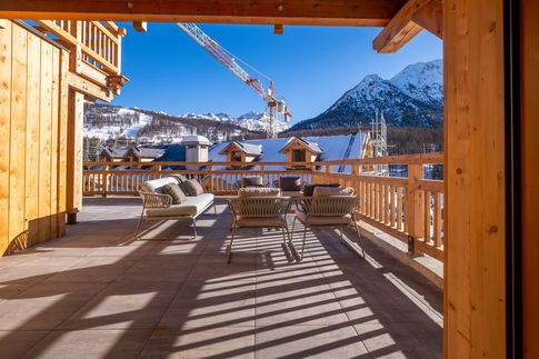 Terrazza in stile moderno di 15 di Design Alpino