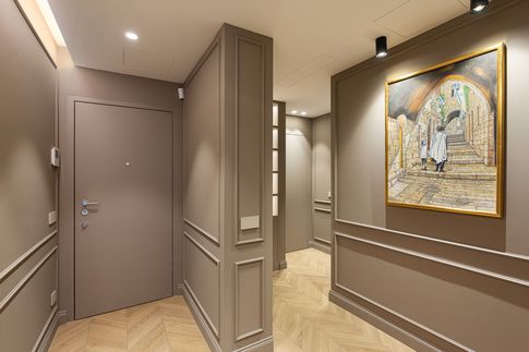 Corridoio in stile moderno di 8 di Studio Zanobini