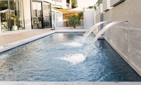 Piscina in stile minimal di 220 di K1_Art_Studio