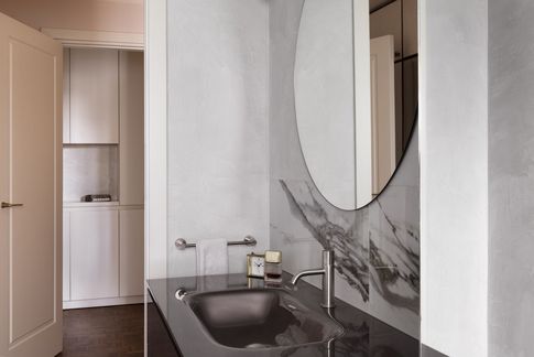 Bagno in stile contemporaneo di 12 di Studio Cava Bagno in stile contemporaneo di 12 di Studio Cava