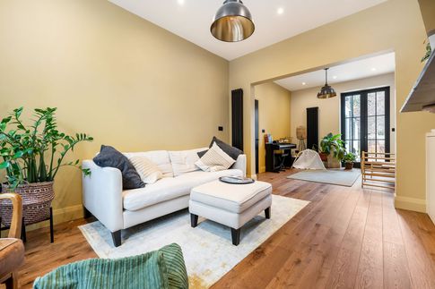 Soggiorno in stile contemporaneo di 60 di AT Design Studio