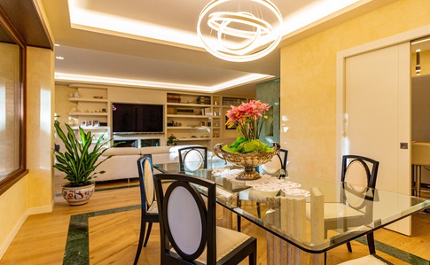 Open Space in stile moderno di 75 di Domus Dreams