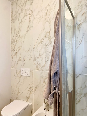 Bagno in stile contemporaneo di 5 di SuMisura Architetti