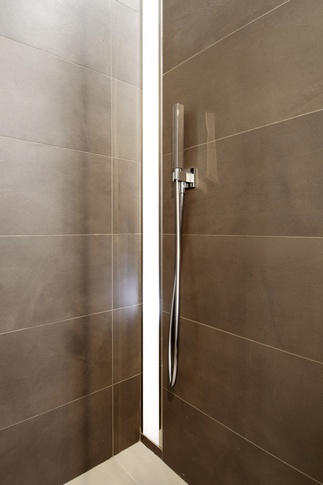 Bagno in stile contemporaneo di 8 di kkarchitecture Bagno in stile contemporaneo di 8 di kkarchitecture