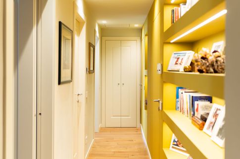 Corridoio in stile eclettico di 6 di Davide Gratteri Architetto