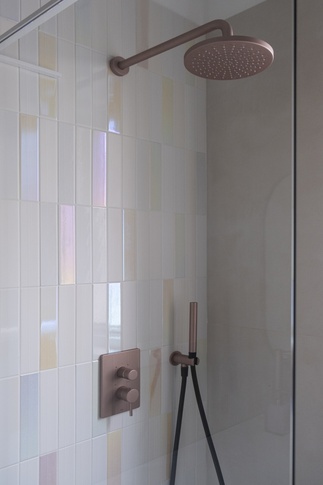 Bagno in stile contemporaneo di 5 di Michela Cordisco Studio