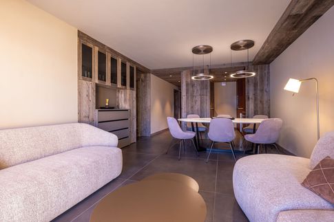 Soggiorno in stile moderno di 35 di Design Alpino