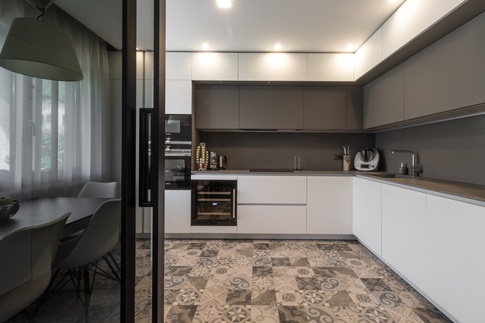 Cucina in stile contemporaneo di 15 di Desearq studio - architettura e interior design