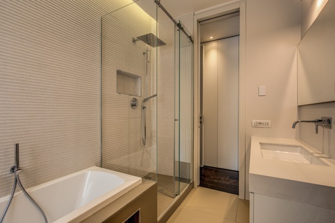 Bagno in stile contemporaneo di 6 di MOB Architects Bagno in stile contemporaneo di 6 di MOB Architects