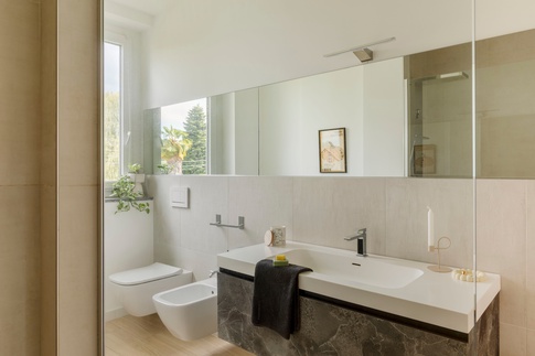 Bagno in stile contemporaneo di 7 di Caterina Scamardella Architetto Bagno in stile contemporaneo di 7 di Caterina Scamardella Architetto