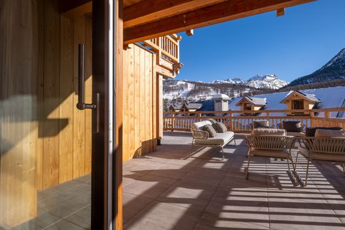 Terrazza in stile moderno di 15 di Design Alpino