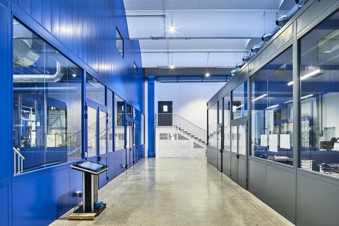 Open Space in stile industriale di 3800 di COLLETTIVO_INVƎRSO