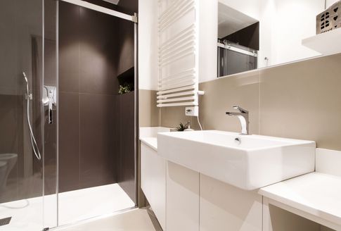 Bagno in stile contemporaneo di 6 di kkarchitecture Bagno in stile contemporaneo di 6 di kkarchitecture