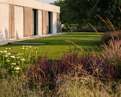 Giardino in stile minimal di 300 di Didonè Comacchio Architects