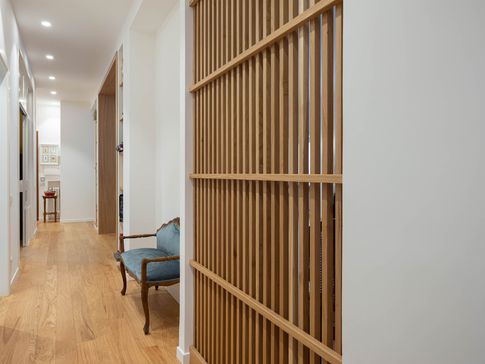 Soggiorno in stile moderno di 40 di Equus Architects