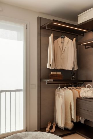 Cabina Armadio in stile minimal di 11 di Sofia Carta Studio