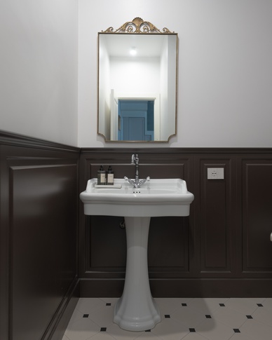 Bagno di Servizio in stile classico di 4 di Annalisa Carli Architetto Bagno di Servizio in stile classico di 4 di Annalisa Carli Architetto