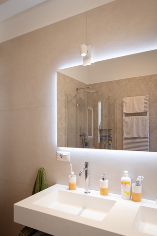 Bagno in stile urban jungle di 9 di Prototype Design&Arc