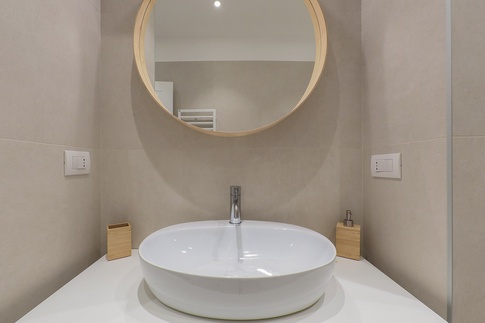 Bagno in stile contemporaneo di 8 di Desearq studio - architettura e interior design